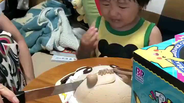 哈哈哈!萌娃不忍心伊布蛋糕被“杀死”大哭